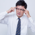 頭痛男性